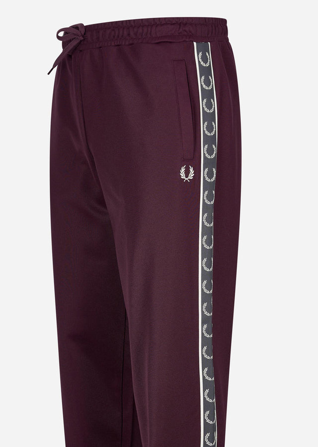Fred Perry Jogginghosen Seasonal taped track pant - oxblood gunmetal