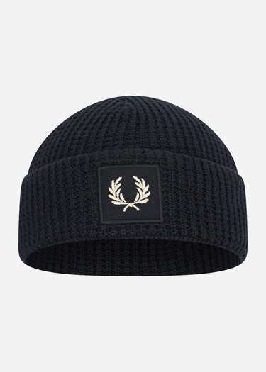 Fred Perry Mutsen  Patch brand waffle knit beanie - oatmeal dark caramel 