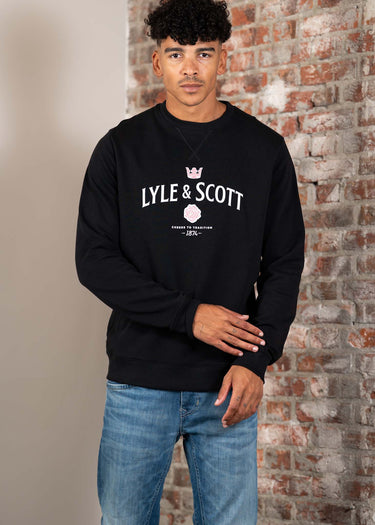 Lyle & Scott Truien Cheers to tradition graphic crew neck - jet black