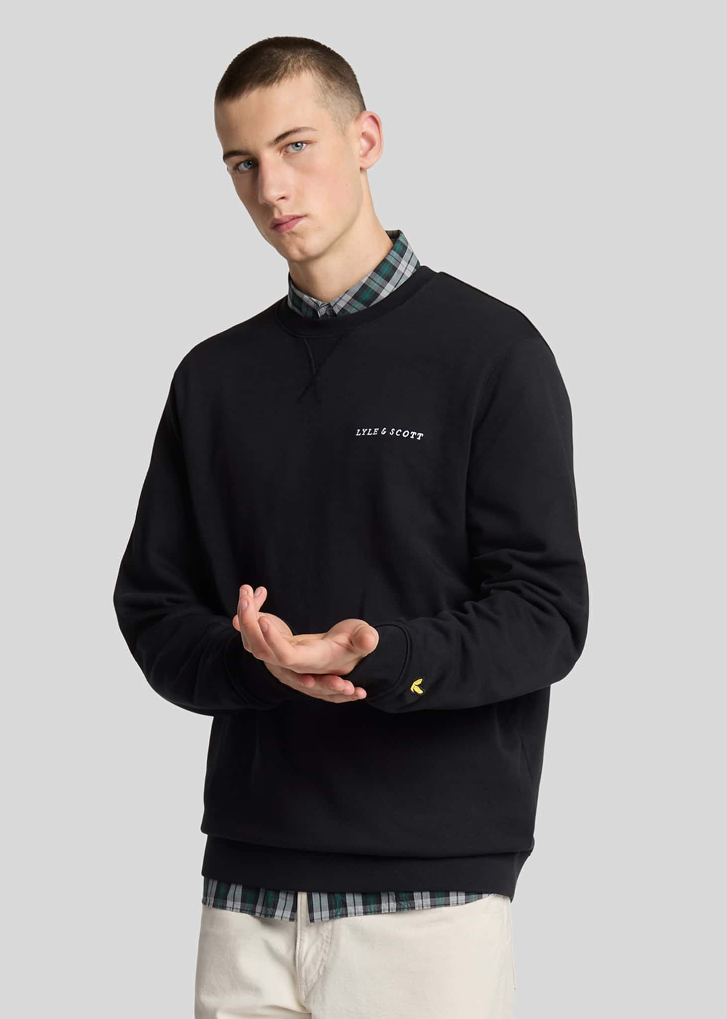 Lyle & Scott Truien Loopback embroidered crew neck sweatshirt - jet black white