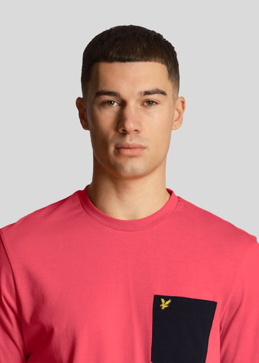 Lyle & Scott T-shirts  Contrast pocket t-shirt - electric pink dark navy 
