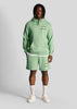 Lyle & Scott Korte Broeken  Racquet club graphic sweat short - lawn green 